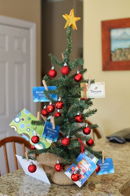 A Mom's Life: Teacher's Gift Idea for the Busy Room Mom Christmas Giftcard Tree, Gift Card Christmas Tree Ideas, Gift Card Christmas Tree, Christmas Gift Card Presentation, Christmas Tree Gift Card, Gift Card Christmas, Homeroom Mom, Gift Card Tree, Gift Card Basket