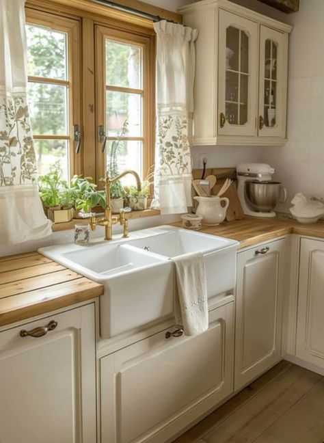 Countryside Kitchen Aesthetic, Sunny Kitchen Natural Light, Cottagecore Modern Kitchen, Cottage Home Interior Design, 2000 Home Decor, Kitchen Ranch Style Home, Older House Interior Design, Cottagecore Kitchen Cabinets, Quaint Farmhouse Interior