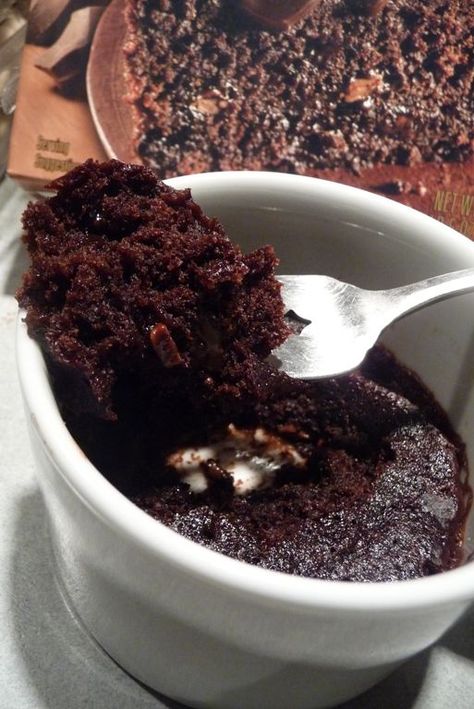 The BEST cake in a mug recipe!!! Just 1/4 cup cake mix and half 1/4 cup water! That's it! I do this all the time and every time I have to find the ratio again so I'm saving it! Cake In A Cup, Ripped Recipes, Cake In A Mug, Microwave Cake, Brownie In A Mug, Angel Food Cake Mix Recipes, Dessert Simple, Mug Recipes, In A Mug