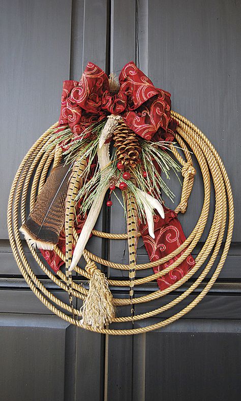 Wreaths are a traditional holiday decoration, but there’s no need to stick with the same ol’ overdone evergreens. Try Chili Peppers, horseshoes and sunny citrus for a fresh twist on a holiday classic. Natal Country, Western Wreaths, Christmas Decorations Apartment, Traditional Holiday Decor, Western Crafts, Spring Front Door Wreaths, Christmas Wreaths Diy Easy, Cowboy Christmas, Navidad Diy