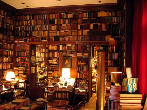 I am pretty sure if you put all my books in one room it would look like this. And to me, that looks like HEAVEN! Books And Tea, Lots Of Books, Dream Library, Beautiful Library, Book Room, Personal Library, Home Libraries, Styl Boho, Reading Room