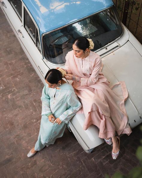 @zarashahjahan Girls Roadtrip, Zara Shahjahan, Desi Love, Vintage Photoshoot, Desi Fashion Casual, Indian Photoshoot, Saree Photoshoot, Fashion Photography Inspiration, Indian Aesthetic