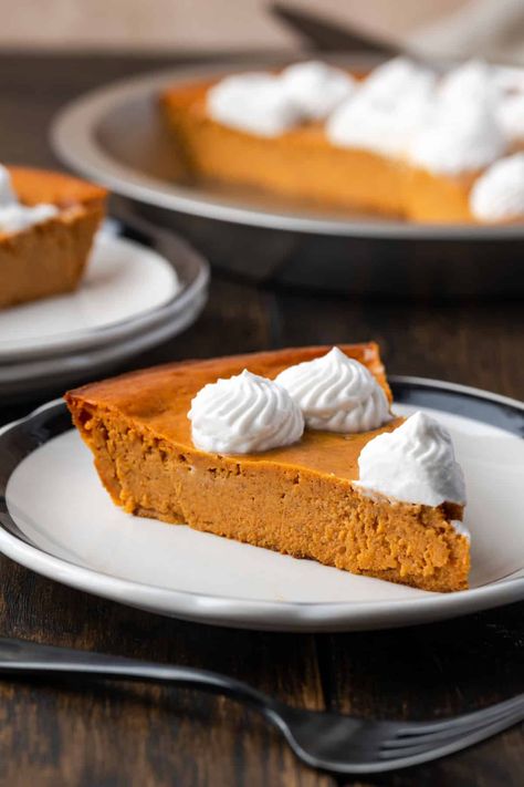 This is the best crustless pumpkin pie recipe! It’s rich and creamy like a custard, and so easy to make with only 4 ingredients and one bowl. #crustless #pumpkinpie #pumpkindessert Crustless Pumpkin Pie Recipe, Autumn Cooking, Pumpkin Pie Cookies, Pumpkin Pie Recipe Easy, Pumpkin Tarts, Cookies And Cups, Crustless Pumpkin Pie, Pumpkin Mousse, Pumpkin Custard