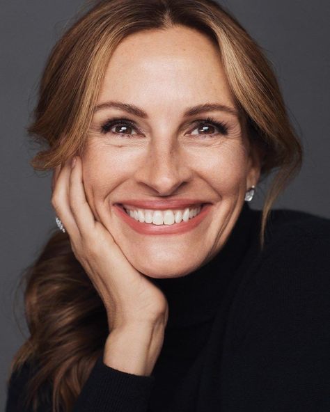 JULIA ROBERTS for Marie Claire Australia photographed by Alex Lubomirski (November 2022) Female Actor Headshots, Modern Headshots Women, Professional Shoot, Professional Headshots Women, Headshot Ideas, Business Portrait Photography, Podcast Cover, Headshots Women, Headshot Poses