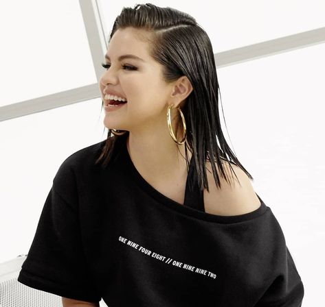 Wet Hair Look Photoshoot, Selena Gomez Background, Wet Hair Look, Slick Back Hair, Selena Gomez Hair, Selena Gomez Photoshoot, Selena G, Slick Back, Slick Hairstyles