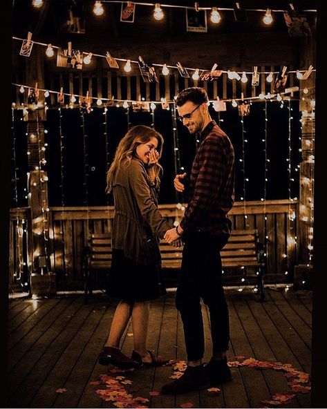 Proposal Ideas Fairy Lights, String Lights Proposal, Outdoor Proposal Ideas Decor, Romantic Proposal Setup, Proposal Ideas Gazebo, Home Proposal Decoration Ideas, Proposal Ideas Daytime, Engament Proposal, Engagement Proposal Ideas With Family