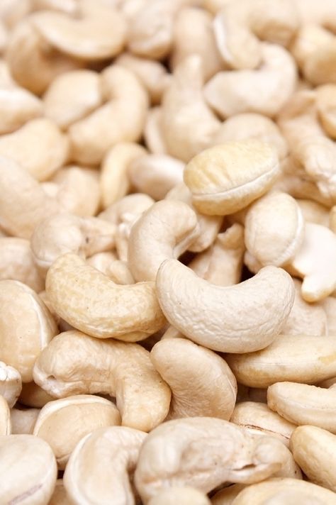 Nutritionists often recommend eating a handful of cashews daily for anyone looking to improve their diet. This is because these nuts have an array of nutri , Benefits Of Cashews, Benefits Of Food, Cashews Benefits, Food For Acne, Acne Causing Foods, Foods For Clear Skin, Clear Skin Diet, Face Mapping Acne, Sugar Scrub Homemade