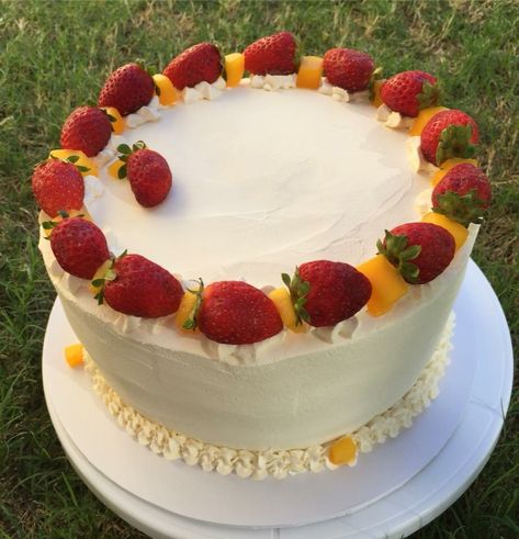 Strawberries and mango on cake. Yum. Mango And Strawberry Cake, Mango Strawberry Cake, Strawberry Mango Cake, Cake Mango, Mango Cake, Red Cake, Baking Business, Pastry Art, Bday Cake