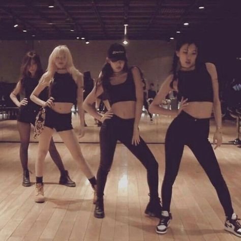 BLΛƆKPIИK on Instagram: “Predebut photos!! They look so pretty even before debut!! 💗💗 comment your favorite kpop song! • • • • • #blackpink #lalisamanoban…” Blackpink Dance Practice Outfits, Blackpink Predebut, Chanel Rose, Blackpink Debut, Choi Siwon, Dance Outfits Practice, Ruby Jane, Visual Board, Super Outfit