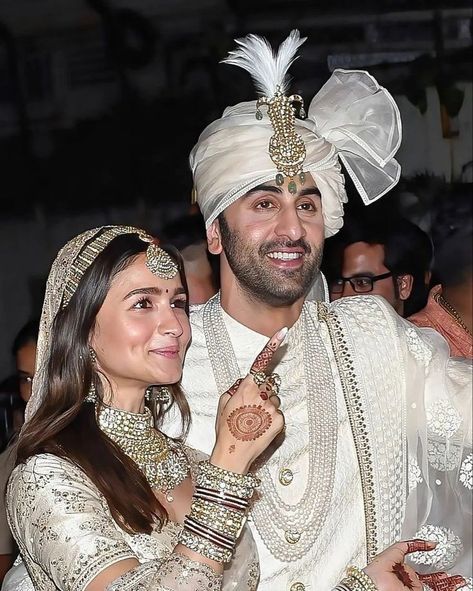 Alia Bhatt Wedding Mehndi, Alia Bhatt Wedding, Wedding Mehndi Design, Alia Ranbir, Ranbir Alia, Celebrity Wedding Photos, Wedding Kurta For Men, Alia Bhatt Photoshoot, Couple Wedding Dress