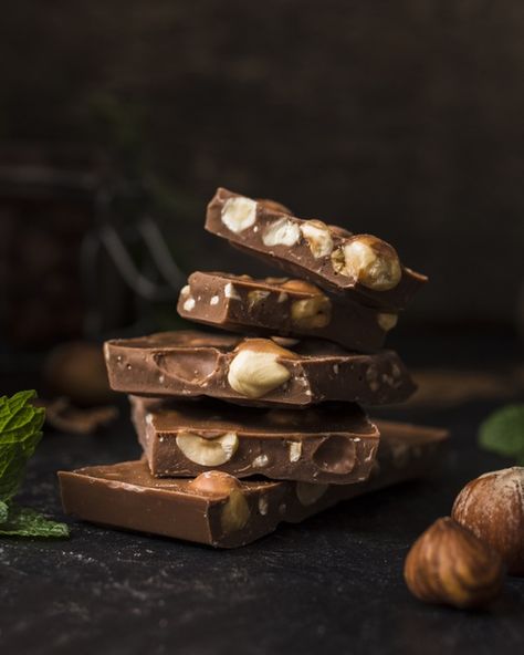 Christmas Chocolate Photography, Chocolate Bar Photography Food Styling, Chocolate Photography Food Styling, Chocolate Photoshoot Ideas, Cacao Photography, Chocolate Photography Ideas, Chocolate Bar Photography, Chocolate Food Photography, Chocolate Photoshoot