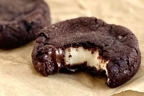 Cream Cheese Stuffed Cookies, Filled Chocolate Chip Cookies, Stuffed Chocolate Cookies, Chocolate Deserts, Prep Food, Chocolate Chip Cookies Recipe, Molten Chocolate, Cheese Cookies, Cream Cheese Cookies