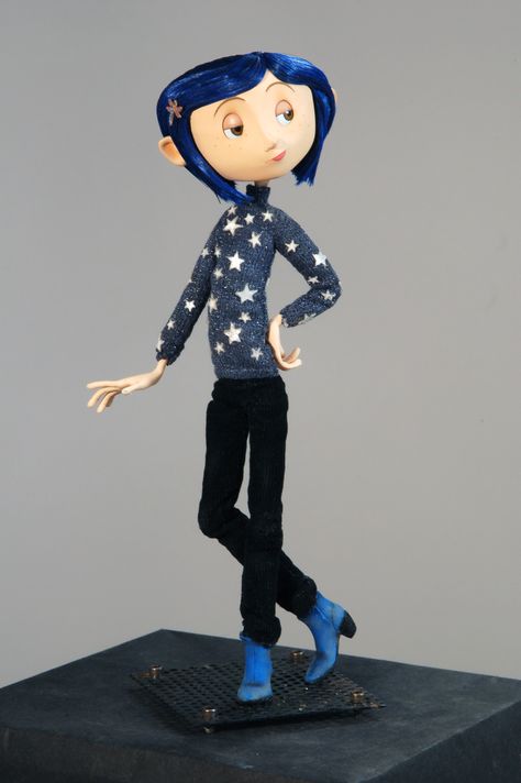 Coraline in star sweater - was actually knitted by a miniature knitted who lives in Minnesota.  She is the only woman in the world that does this. Star Sweater Outfit, Coraline Halloween Costume, Coraline Characters, Coraline Costume, Star Outfit, Character Halloween Costumes, Laika Studios, Coraline Art, Coraline Movie