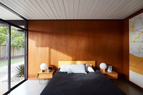 A Midcentury Eichler in San Mateo Is Turned Into a Functional Family Home - Dwell #eichler #sanmateo #california #bedroom#dwell #midcentury Joseph Eichler, Mid Century Bedroom, Eichler Homes, Mid Century Modern Bedroom, Ideas Hogar, Trendy Bedroom, Wood Ceilings, Mid Century Modern House, Mid Century House