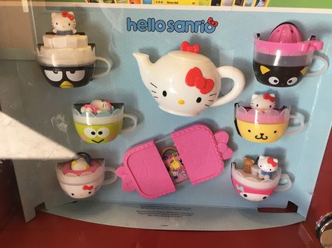 Hello Kitty 2017 Happy Meal Toys at McDonald's Hello Kitty Cafe Toys, Hello Kitty Happy Meal, Mcdonald's Toys, Hello Kitty Mcdonalds Toys, Hello Kitty Mcdonalds, Easy Clay Sculptures, Hello Kitty Videos, Hello Kitty Toys, Mcdonalds Toys