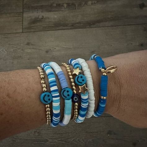 Trendy Summer Bracelets 2023, Blue Bracelet Ideas Clay Beads, Abba Jewellery, Flat Bracelet Ideas, Bead Bracelet Ideas Color Combinations, Blue Heishi Bracelet Ideas, Blue And White Clay Bead Bracelets, Clay Bracelet Stack, Clay Head Bracket Ideas