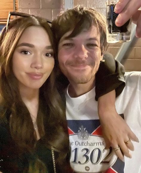 Louis Tomlinson Family, Louis Tomlinson Sisters, Boyfriend Selfie, Phoebe Tomlinson, Daisy Tomlinson, Tomlinson Family, Crying My Eyes Out, Singer Dr, Harry Louis