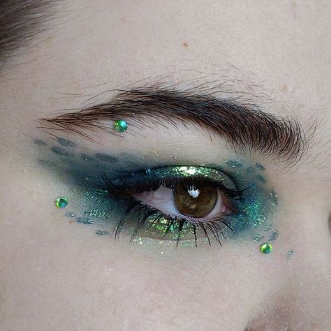 Jellyfish Makeup, Blood Makeup, Fish Makeup, Green Lizard, Funky Makeup, Duochrome Eyeshadow, Magical Makeup, Ethereal Makeup, Eye Makeup Designs