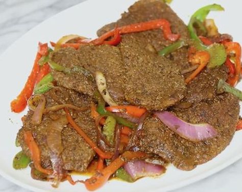 Dominican Steak, Steak With Peppers And Onions, Dominican Dishes, Dominican Republic Food, Spanish Menu, Dominicano Recipes, Dominican Recipes, Skirt Steak Recipes, Spanish Cooking