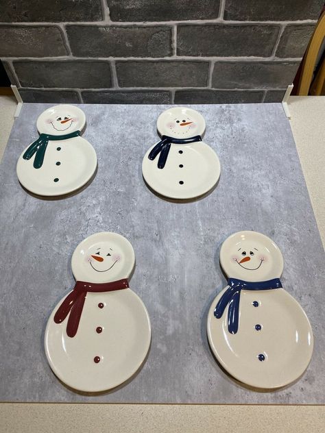 Cute Christmas Ceramic Ideas, Clay Cristhmas Ideas, Christmas Pottery Plates, Ceramics Projects Easy, Christmas Clay Ideas Decoration, Christmas Ceramic Decorations, Winter Ceramics Ideas, Winter Clay Ideas, Snowman Ceramics