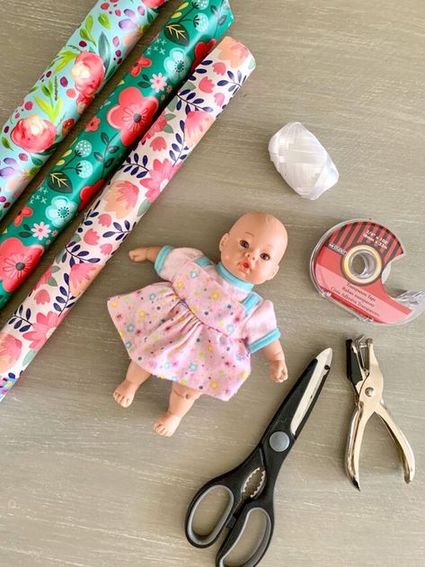 Doll Wrapping Ideas, Wrapping Awkward Gifts, Doll Gift Wrapping Ideas, How To Wrap A Doll Present, Fun Present Wrapping Ideas, Wrapping Gifts For Kids, Kids Gift Wrapping Ideas, Toddler Birthday Gifts, Eco Friendly Gift Wrapping