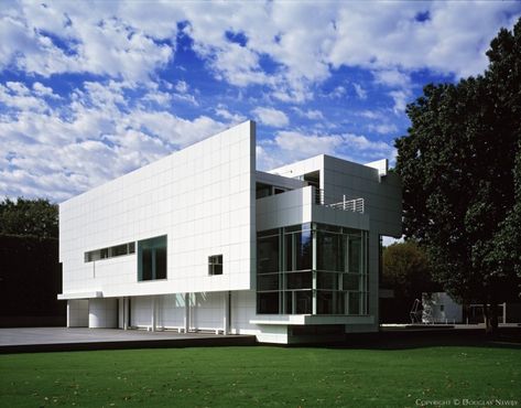 Richard Meier Designed Modern Significant Home Richard Meier Architecture, Richard Meier, Modern Contemporary Homes, Famous Architects, Facade Architecture, Architectural Inspiration, Residential Architecture, Architect Design, Historic Homes