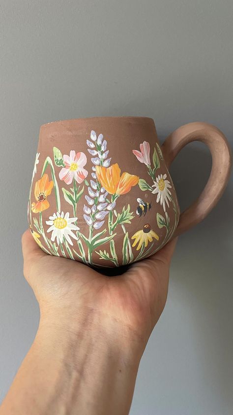 Painted Mugs Flowers, Aesthetic Clay Painting, Ceramic Mug Designs Flower, Painted Flowers On Pottery, Paint On Cups Diy, Painting Ceramic Mugs Diy, Flower Mug Pottery, Painted Clay Mugs, Draw On Mug