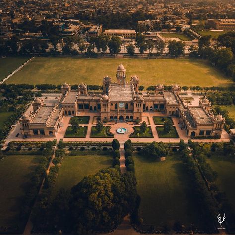 Photo by @xwaxen  A drone camera view of the historic Islamia College Peshawar. It's one of the oldest institutions of learning in the… Pakistan Tourism, Peshawar Pakistan, Pakistan Travel, Islamic Republic, College University, South Asia, Heaven On Earth, Countries Of The World, Stunning View