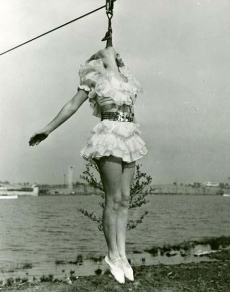 22 Insanely Creepy Vintage Circus Photos of Clowns, Freaks, and more Vintage Circus Photos, Scary Circus, Creepy Old Photos, Circus Pictures, Aerial Circus, Creepy Circus, Old Circus, Circus Aesthetic, Vintage Halloween Photos