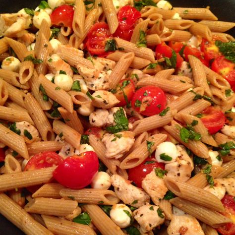 SkinnyTaste’s Chicken Caprese Pasta | Rookie Running Life Caprese Pasta Recipe, Chicken Caprese Pasta, Gina Homolka, Chicken Caprese, Calorie Count, Caprese Pasta, Caprese Chicken, Whole Wheat Pasta, Healthy Recipe Videos