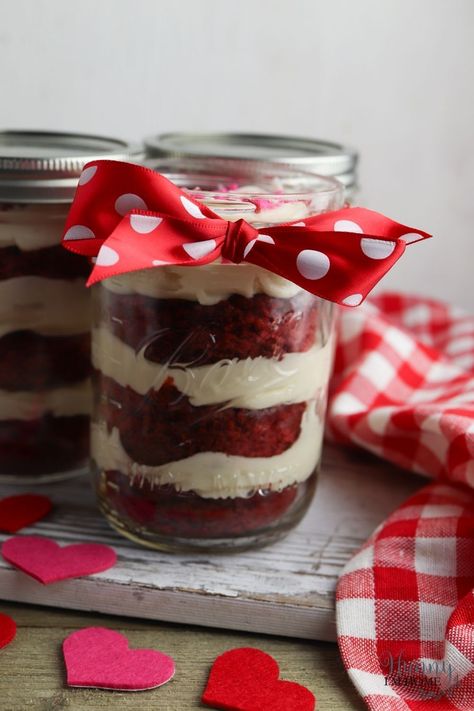 Are you searching for easy desserts to make for Valentines Day? You'll love this cake in a jar recipe. Whether you're searching for easy gift ideas for friends, family, or coworkers, this cake and cream cheese icing in a jar is perfect. You can make this red velvet dessert and put it in a mason jar to give your kids teachers, your neighbors and mailman! Make this homemade recipe using the step by step instructions and tutorial. Cake In A Jar Recipe, Mason Jar Recipes, Diy Christmas Gift Baskets, Homemade Cream Cheese Icing, Gluten Free Christmas Desserts, Mint Chip Cookies, Mason Jar Cakes, Best Gluten Free Cookies, Mason Jar Recipe