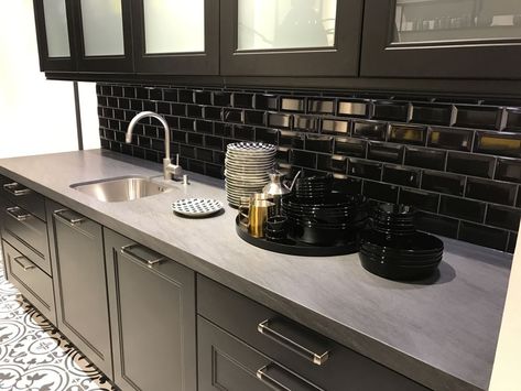 Black subway tiles for kitchen backsplash Kitchen Black Backsplash, Black Kitchen Backsplash Ideas, Black Kitchen Backsplash, Black Subway Tile, Black And White Backsplash, Kitchen Backsplash Trends, Black Subway Tiles, Backsplash Design, Black Backsplash