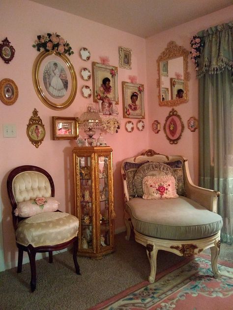 Victorian Room, Pink Antique, Casa Vintage, Pink House, Victorian House, Vintage Room, Dream Room Inspiration, Pink Room, Cute Room Decor