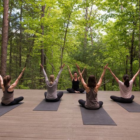 Outdoor Yoga Platform, Yoga Zone, Yoga Platform, Morning Yoga Stretches, Yoga Stretches For Beginners, Yoga Studio Design, Wellness Studio, Wellness Clinic, Wellness Resort