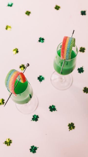 ANG on Instagram: "Follow the mimosa rainbow 🥂🌈✨ The perfect addition to your bottomless brunch! A fun little twist on a classic. St Patrick’s Day Mimosas: - 1oz blue curaçao - 1oz orange juice - Fill with champagne - Rainbow sour belt garnish #stpatricksday #stpatricksday2023 #stpaddysday #mimosa #brunchideas #stpatricksdaydrinks #greencocktail #cocktailideas #funcocktails #stpatricksparade" St Pattys Mimosas, St Patty Bachelorette Party, St Paddy’s Day Brunch, St Patrick’s Day Mimosa, Saint Patrick’s Day Brunch, St Patrick’s Cocktails, St Patricks Day Brunch Party, St Patrick’s Day Cocktails, St Patrick’s Day Brunch