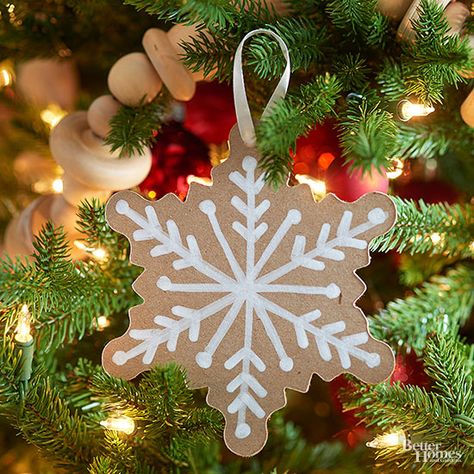 Add a some festive country charm with these DIY rustic Christmas decorations. From DIY rustic Christmas wreaths to DIY rustic Christmas centerpieces, there are plenty of rustic Christmas decor ideas to choose from. Drawn Snowflakes, Easy Snowflake, Rustic Christmas Decorations, Snowflake Paper, White Marker, Ornaments Crafts, Easy Ornaments, Frugal Christmas, Easy Christmas Ornaments