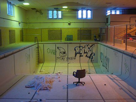 Old Swimming Pool, Empty Pool, Old Basement, Abandoned Photography, Pool Poses, Buckeye Nation, Basement Pool, Building A Pool, University Life