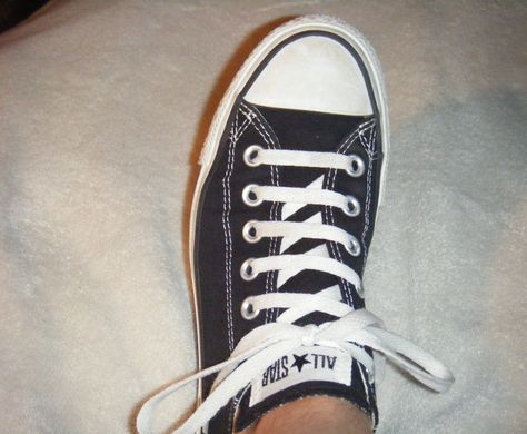 This will be a tutorial on Another way to Bar Lace your shoes from... www.fieggen.com/shoelace/index.htm Converse Mid Tops, Lace Converse Shoes, Lacing Shoes, How To Lace Converse, Shoe Lacing Techniques, Ways To Lace Shoes, Shoes Unique, Red Converse, Diy Clothes And Shoes