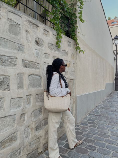 Outfit making that matches the darker skin-tonnes Linen Pants And Birkenstocks, Two Strap Birkenstocks Outfit, White Berkinstocks Outfit Jeans, Birkenstock White Sandals, Black And White Birkenstocks, Birkenstock Outfit Summer, Sandals Outfits, Birkenstock Outfit, Birkenstock Sandals