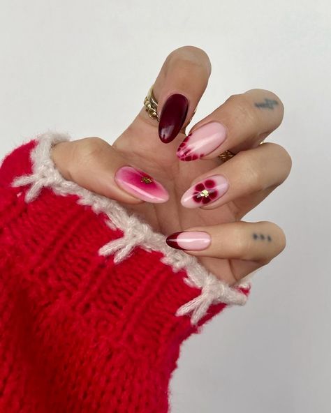 📸 👸 @rahneebransby ♥️ Killing the nail game 👏🏼 | BIAB manicure with gel polish and level 2 nail art . . . . . . #perthnails #nails #instanails #trending #nailart #bloominggel #gelnails #manicure #BIAB #naturalnails #almondnails #homesalon #rednails Level 2 Nail Art, Biab Manicure, Biab Nail Art, Uñas Nail Art, Gel Nails Design, Nail Art Rose, Bow Nail Designs, Gel Polish Designs, Nails Inspired