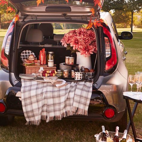 Tailgating Setup, Tailgate Decorations, Car Picnic, Winter Picnic, Fall Picnic, Picnic Inspiration, Tailgate Food, Picnic Wedding, Picnic Food