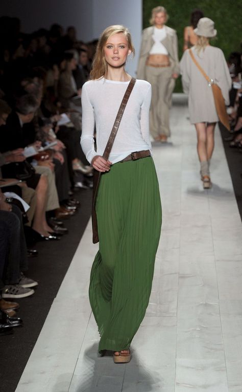 Pin for Later: Proof: Nobody Does American Classic Better Than Michael Kors Spring 2011 The effortless-chic collection reflected how the average woman wants to dress. Fashion Article, Gaun Koktail, Summer Business Casual Outfits, Rok Outfit, Kim Wilde, Mode Boho, Popsugar Fashion, Pants Casual, 가을 패션