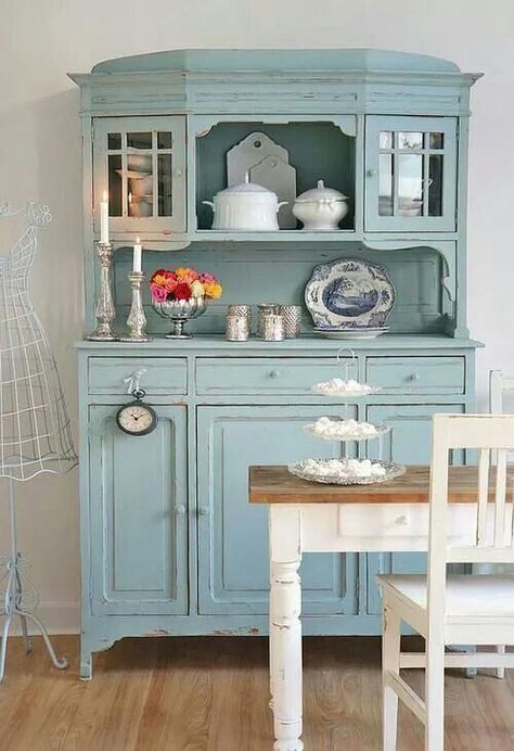 Cucine e dispense shabby chic: come e quali scegliere per impreziosire la tua zona giorno #shabbychic #fillyourhomewithlove #interiordesign #design Vintage Cupboard, Chic Kitchen, Shabby Chic Kitchen, Shabby Vintage, Shabby Chic Style, Shabby Chic Furniture, Upcycled Furniture, Chic Furniture, Shabby Chic Decor