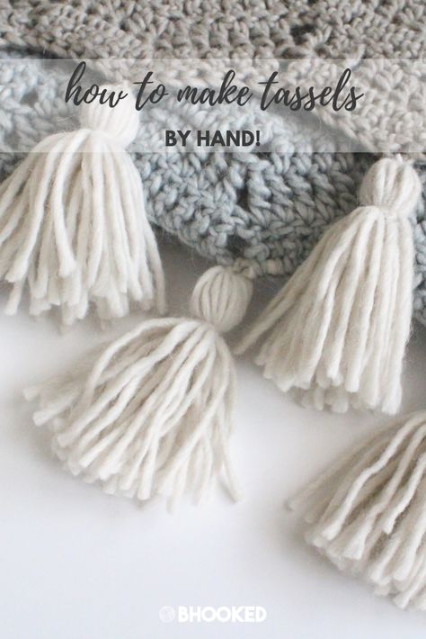 How to make tassels by hand. Click through for the instructions and video tutorial! #BHooked #DIYTassels Crochet Tassel Border, Crochet Blanket Tassels, Tassels Crochet, Crochet Blanket Video, Crochet Tassels, Make Tassels, Crochet Circle Pattern, Yarn Tassel, Tassel Blankets