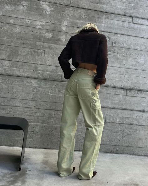 elsa❤️ on Instagram: "Random lately❤️❤️❤️" Light Green Cargo Pants, Elsa Hosk Instagram, Elsa Hosk Outfits, Green Cargo Pants Outfit, Cargo Pants Green, Swedish Model, Green Pants Outfit, Chanel #1, Workwear Pants