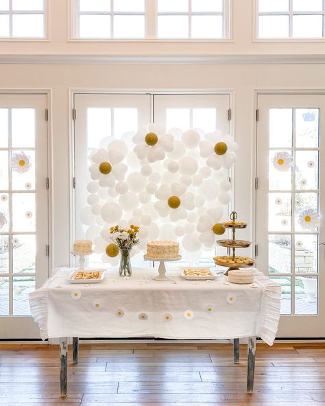 Sharing ideas and tips on hosting a beautiful spring baby brunch with daisies, desserts, balloons, and so much more Daisy Decorations, Daisy Baby Shower, Baby Brunch, Idee Babyshower, Daisy Party, Spring Baby Shower, Spring Baby, Baby Sprinkle