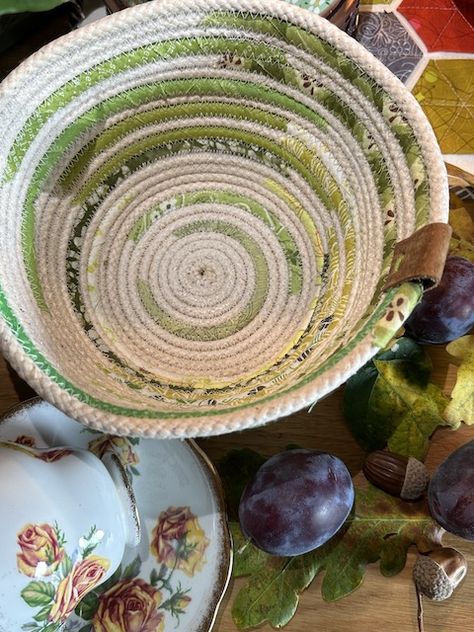 Coiled Fabric Bowl, Rope Bowls, Diy Bowl, Fabric Bowls, Perle Cotton, Art Factory, Climbing Rope, Rope Basket, Hemp Rope