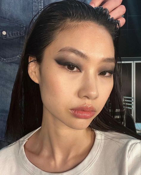 hoooooyeony Hoyeon Jung Makeup, Asian Smokey Eye, Jung Hoyeon, Punk Chic, Hoyeon Jung, 90s Makeup, Favorite Makeup Products, Bare Face, Goth Makeup