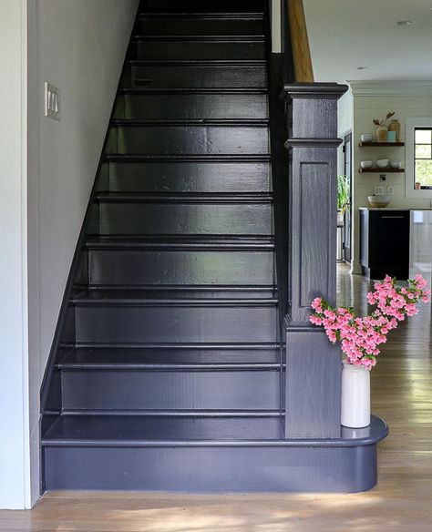 Black Staircases, Black Painted Stairs, Black Stair Railing, Stairs Colours, Black Staircase, Entryway Stairs, Painted Staircases, Black Stairs, Diy Staircase