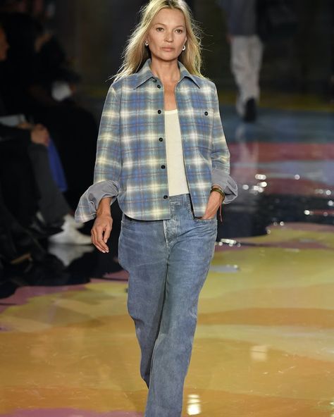 Flannel Shirt Outfit Women, Checked Shirt Outfit, Earth Clothes, Flannel Shirt Outfit, Modern Grunge, Plaid Shirt Outfits, Oversized Plaid Shirts, Original Aesthetic, Flannel Fashion